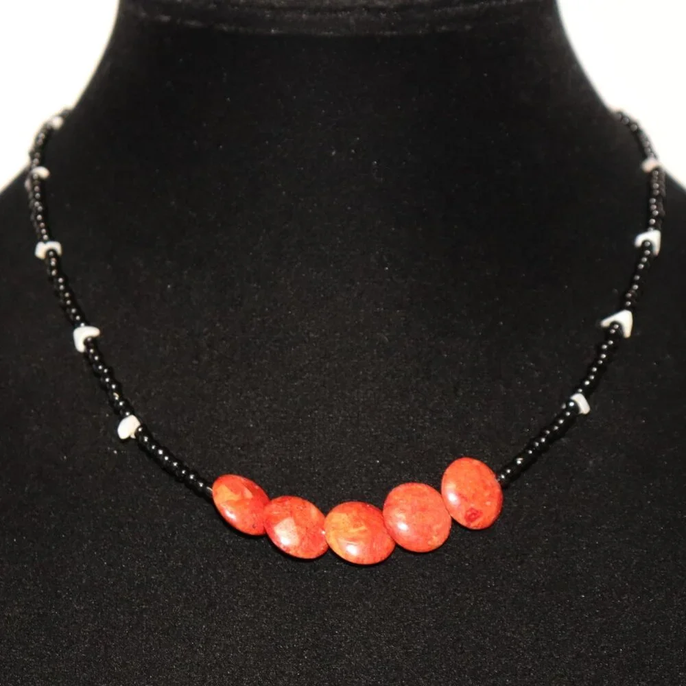🧡 NWOT Glass Beaded Necklace with Natural Orange Stone & Mother of Pearl – 17